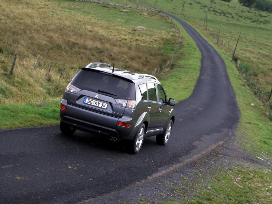  Mitsubishi Outlander 2007 года  (фото 6 из 16)